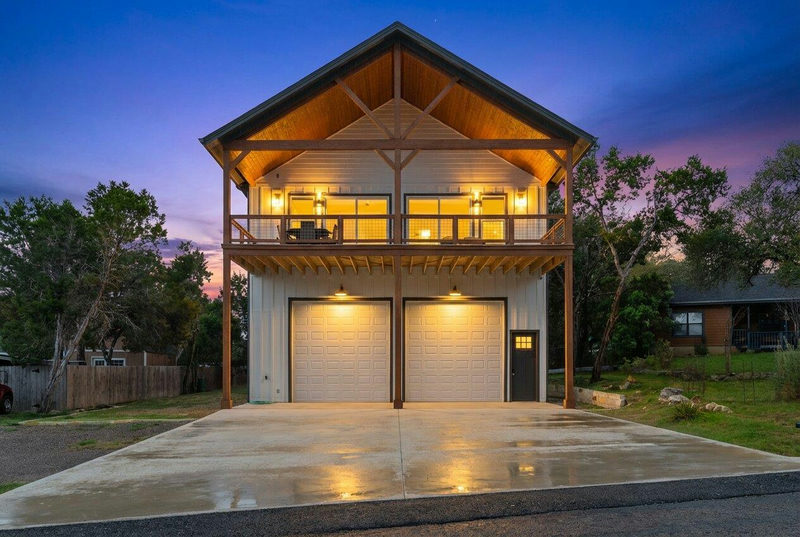 3160 Lakeview Dr — exterior