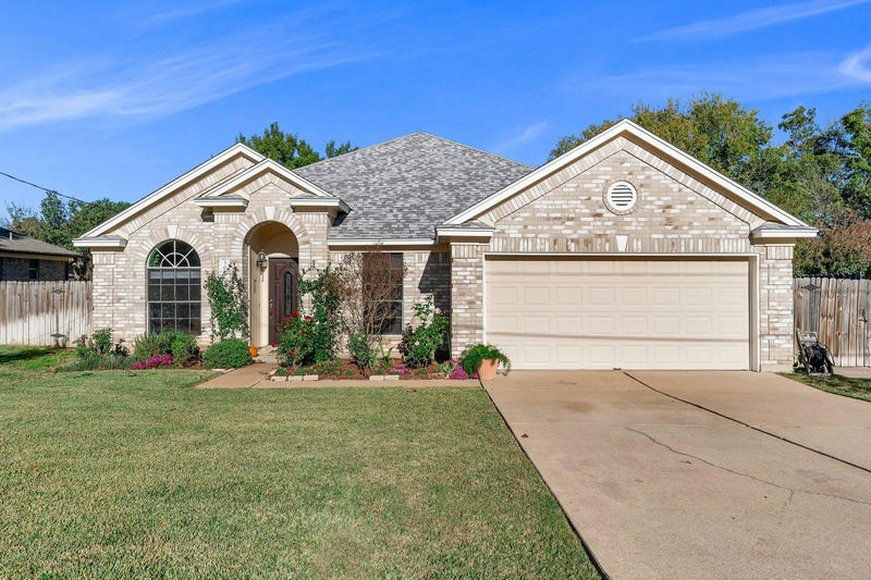 302 Debora Dr — exterior