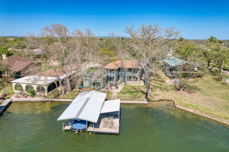 600 Deep Cove Dr — exterior