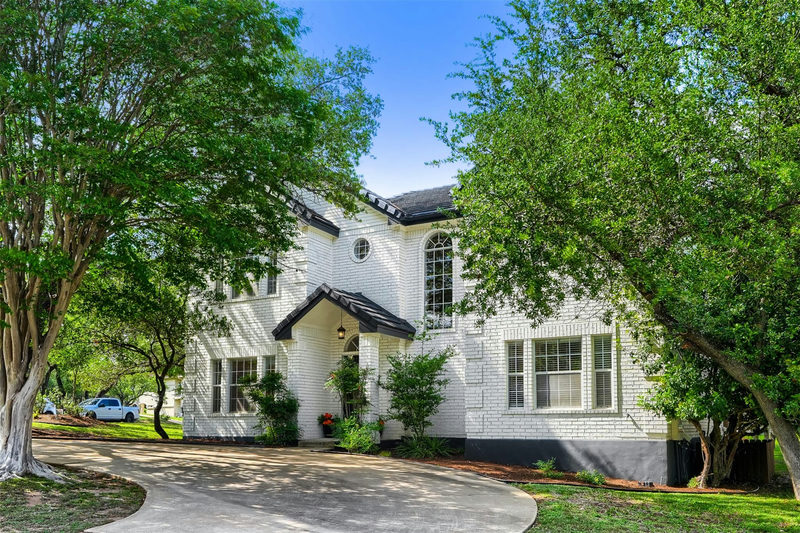 1918 Lakeway Blvd — exterior