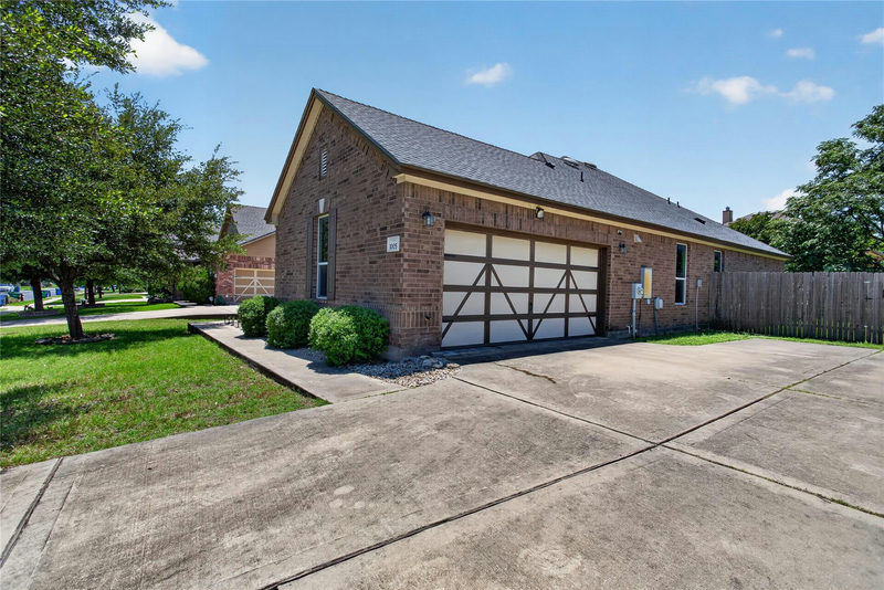 1005 Lonesome Lilly Way — exterior