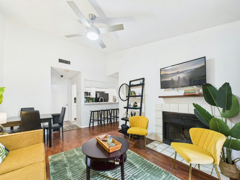 806 W 24th St #300 — exterior