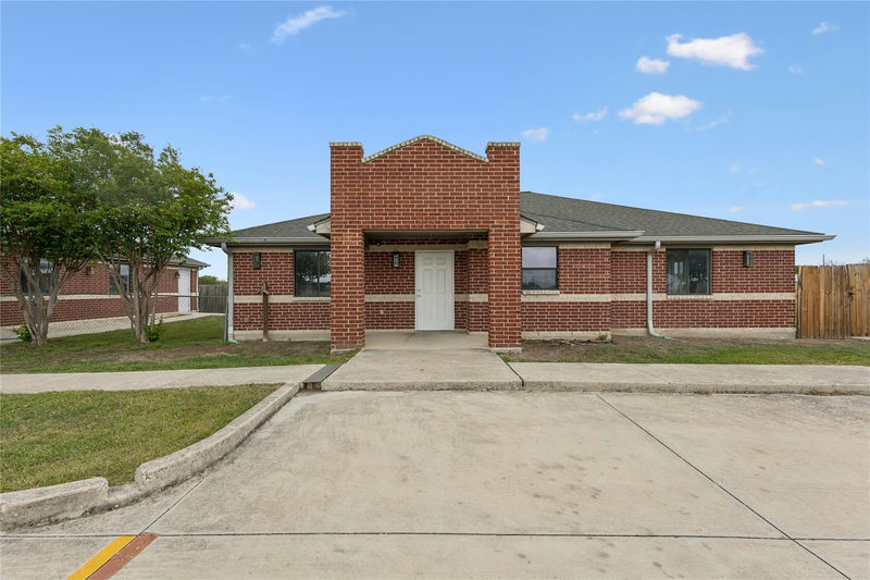 1024 S Guadalupe St — exterior