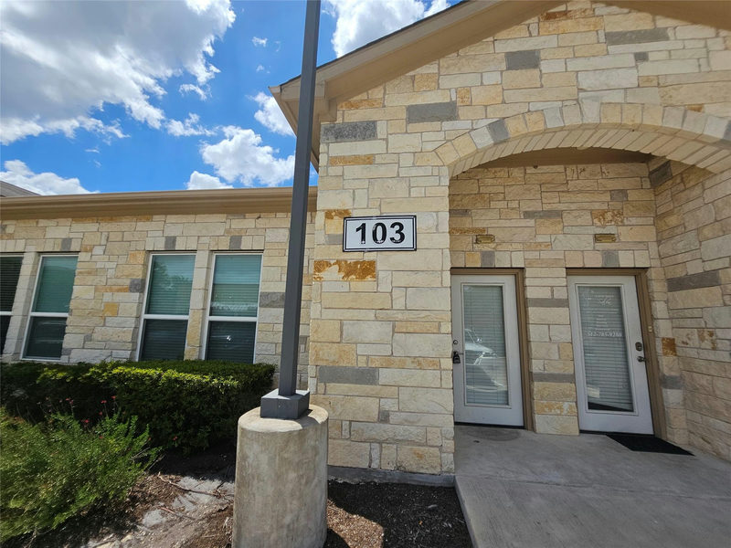 1009 W Pecan St #103 — exterior