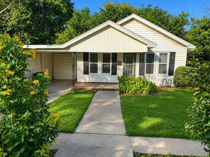 807 S Elm St — exterior