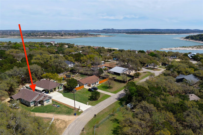 2872 Lakeview Dr — exterior