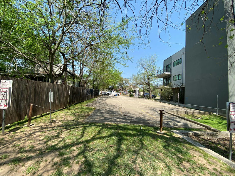 1613 E 7th St — exterior