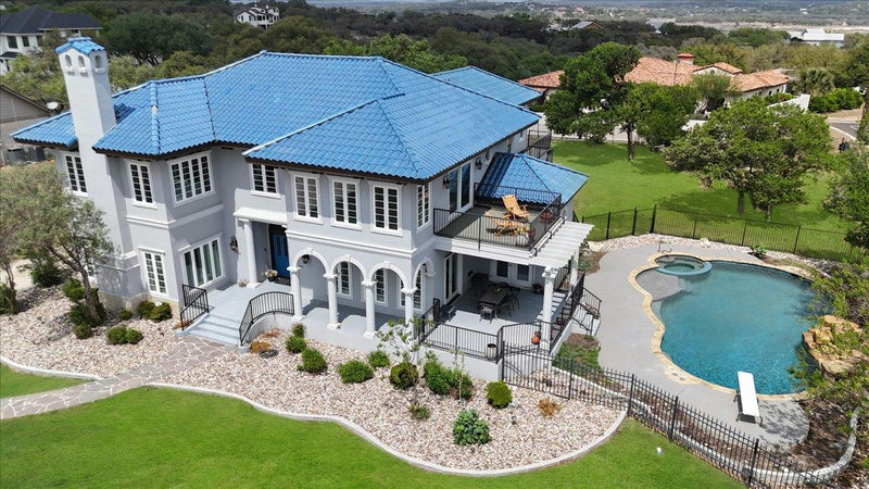 829 Kings Point Dr — exterior