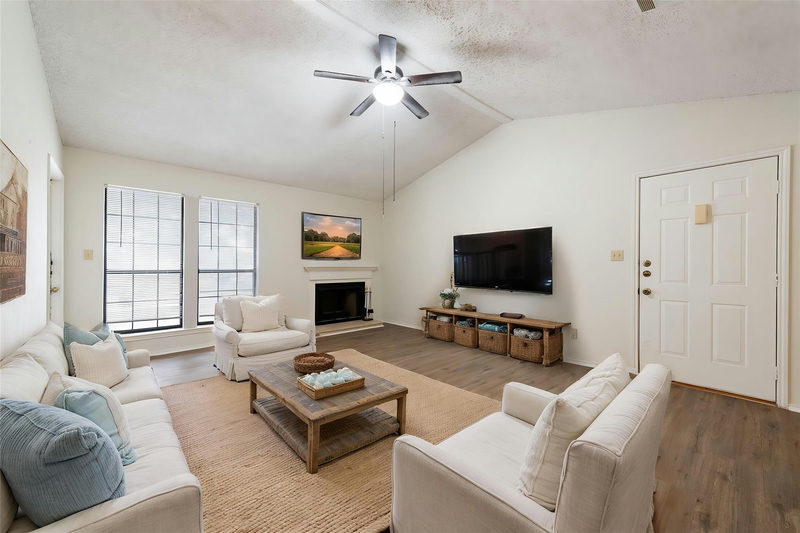 1202 Thorpe Ln #216 — exterior