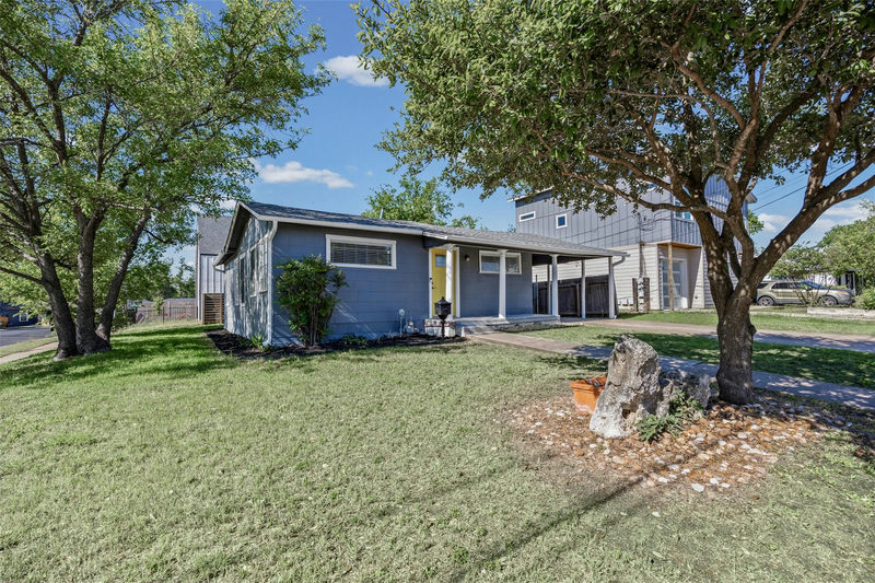 4709 Leslie Ave — exterior
