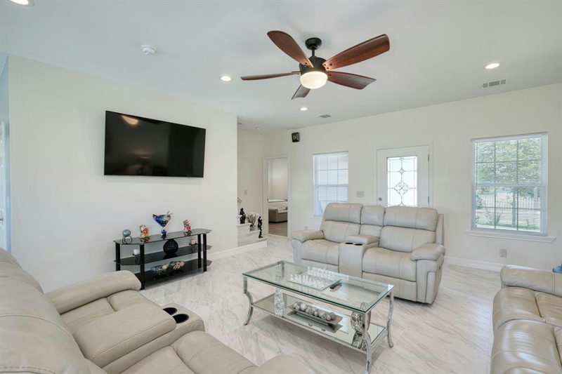 2409 Pecan St — exterior