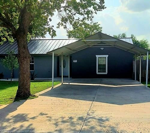 209 Green Pasture — exterior