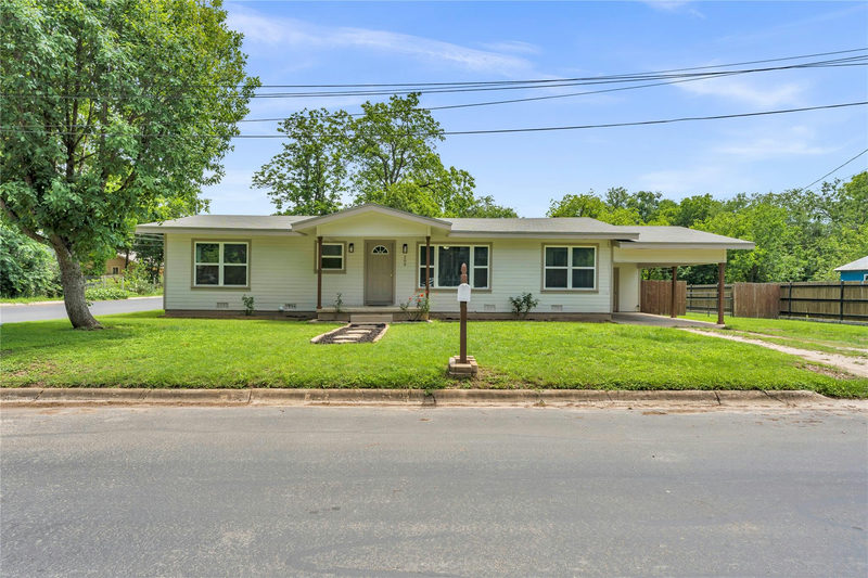 209 E Live Oak St — exterior