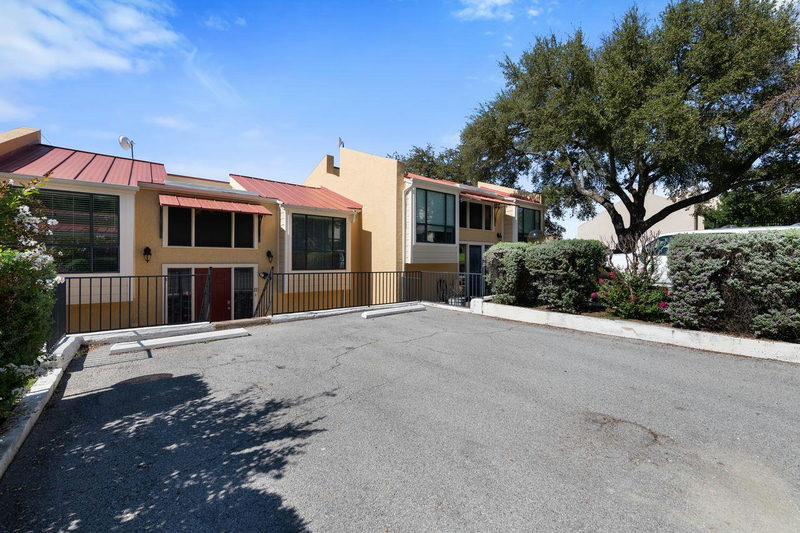 402 Hi Stirrup None #E4 — exterior