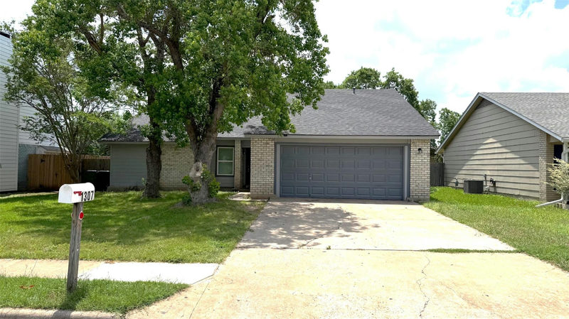 1307 Wroxton Way — exterior