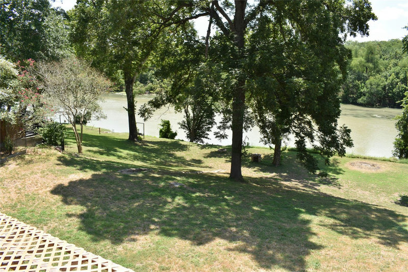 315 River wood Dr — exterior