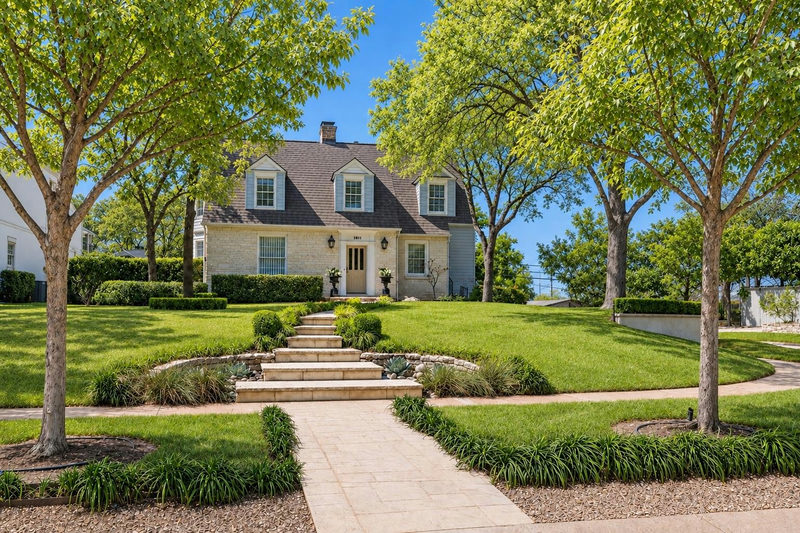 2428 Jarratt Ave — exterior