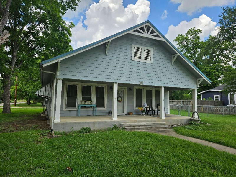 611 N Main St — exterior