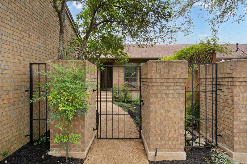 5724 N SCOUT ISLAND Cir — exterior