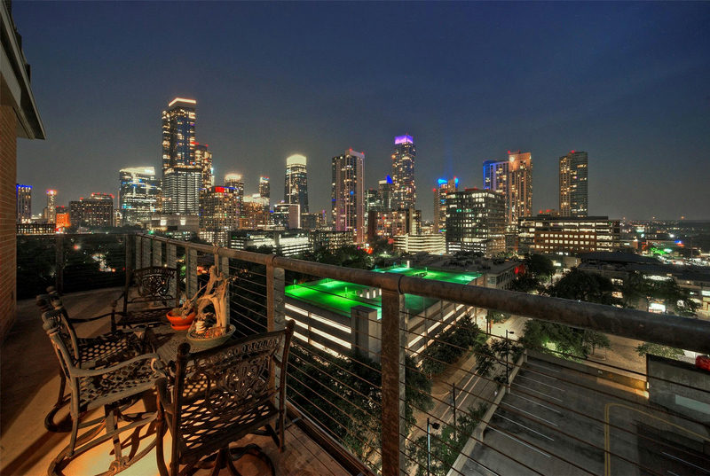 901 W 9th St #1004 — exterior