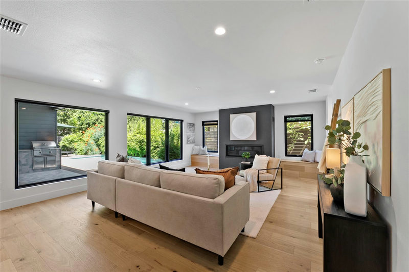 8300 Hathaway Dr — exterior