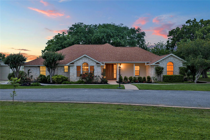 406 Ancient Oaks Dr — exterior