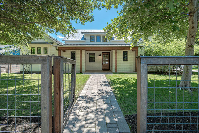 5805 Chesterfield Ave — exterior
