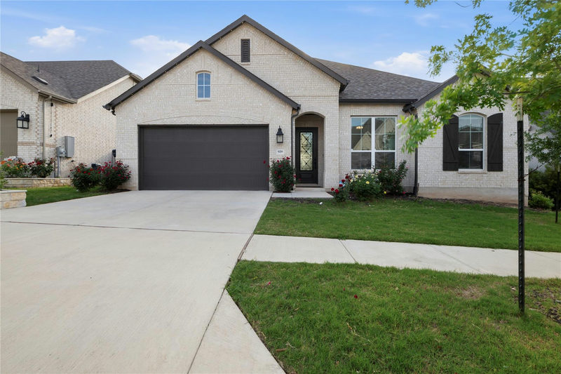 929 Mollie McBride Ln — exterior
