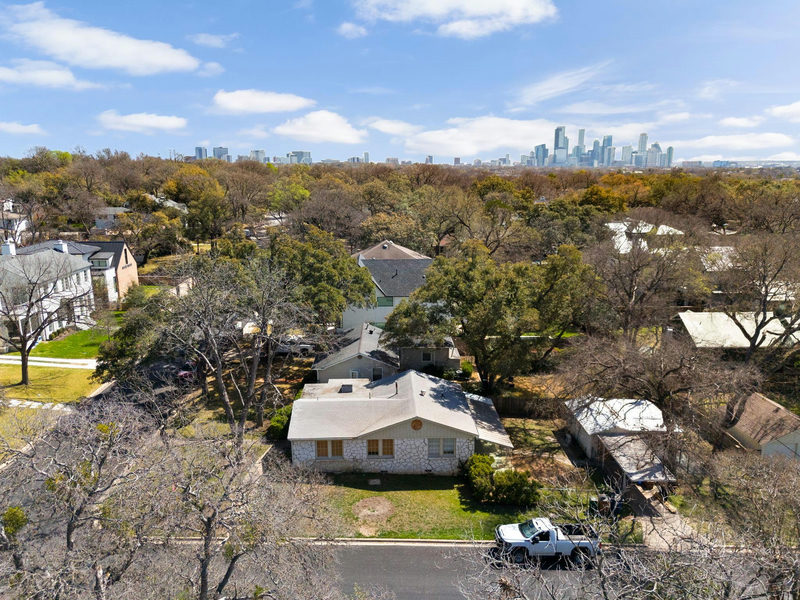 3207 Bridle Path — exterior