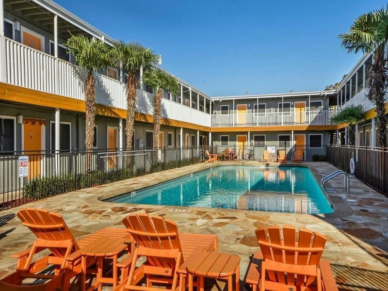 2401 Manor Rd #220 — exterior