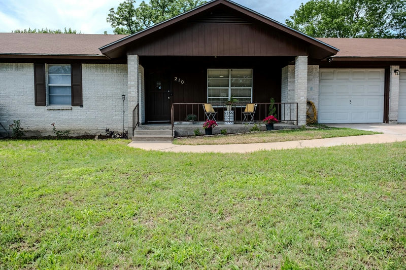 210 LOESCH Dr — exterior
