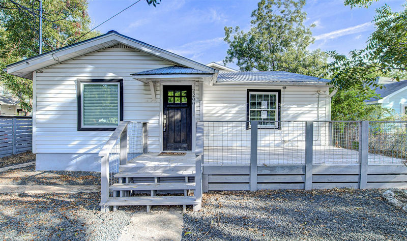 2200 E 14th St — exterior