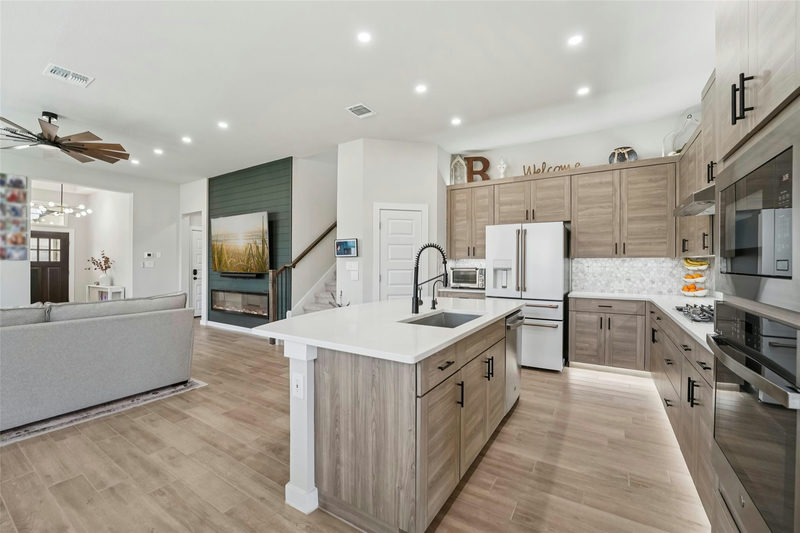 1108 Sweetspire St — exterior