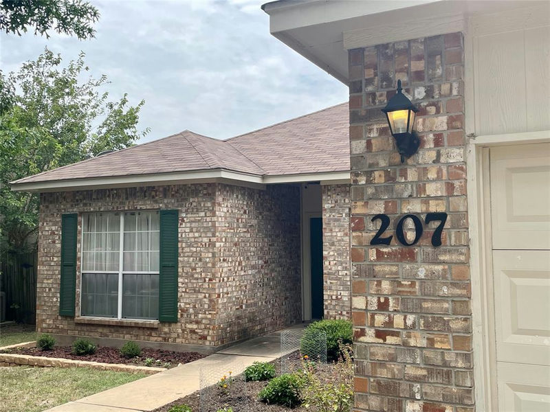 207 Kates Way — exterior