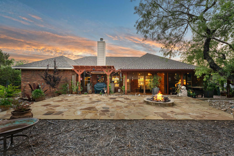 207 Cove Creek Dr — exterior