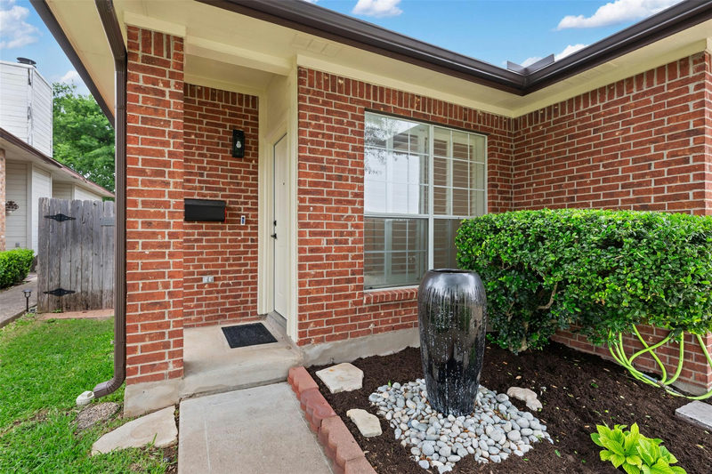 2429A Curry Loop — exterior