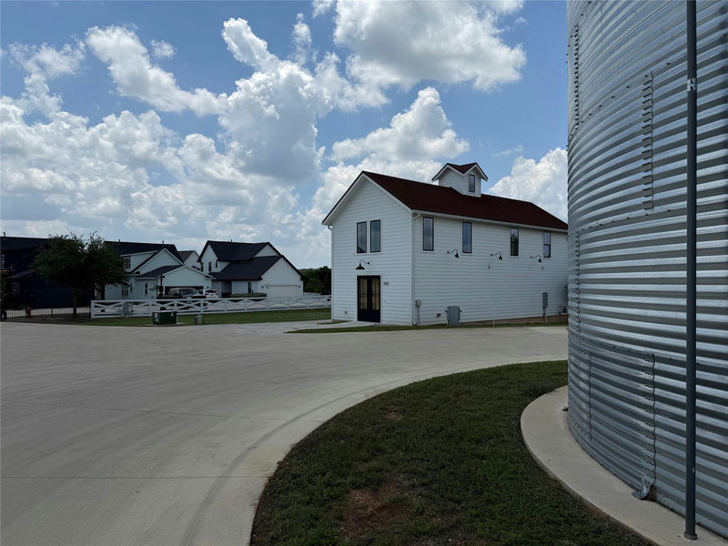 1006 Frost Ave — exterior