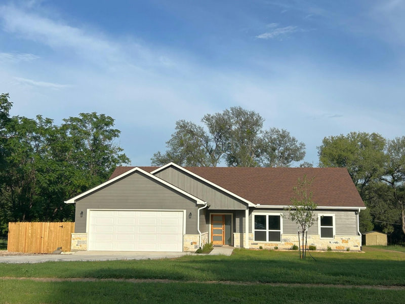 1415 Bluebonnet Dr — exterior