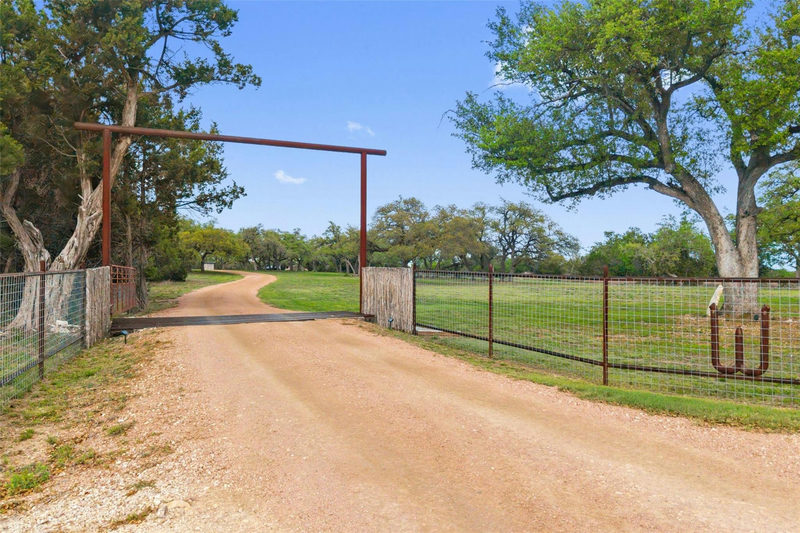 7503 E US Hwy 290 — exterior