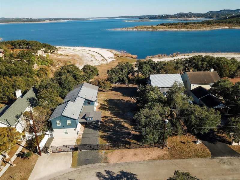 864 Lakebreeze Dr — exterior