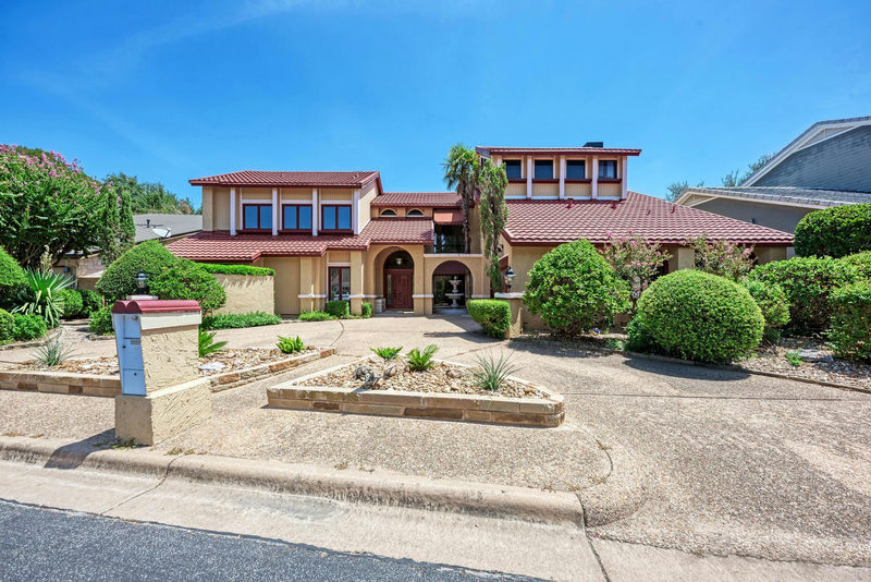 10909 Legends Ln — exterior