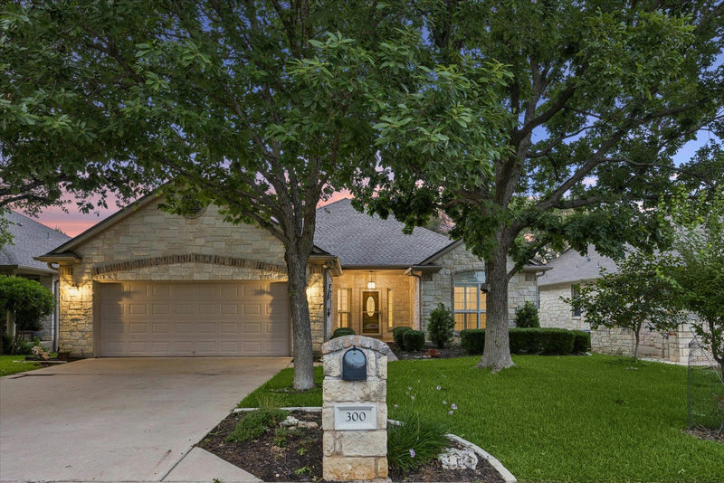 300 Brazos Dr — exterior