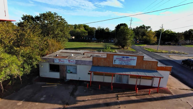 100 Highway 71 Hwy W — exterior