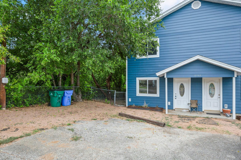 10905 Elm St — exterior