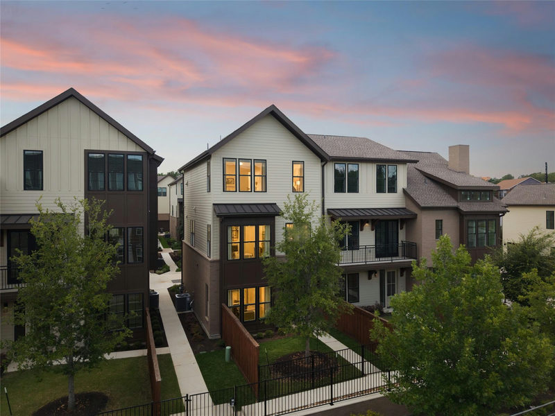 2209 Woodland Ave #203 — exterior