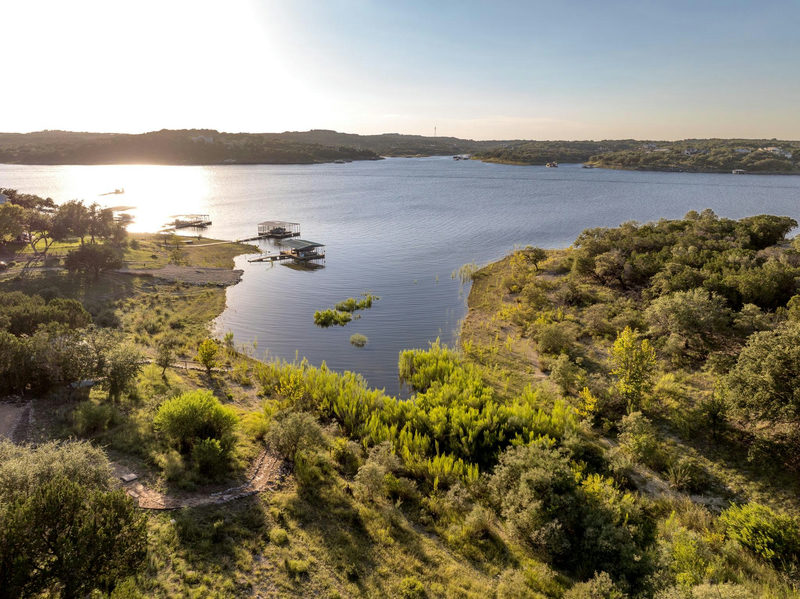 160 Lakefront Dr — exterior
