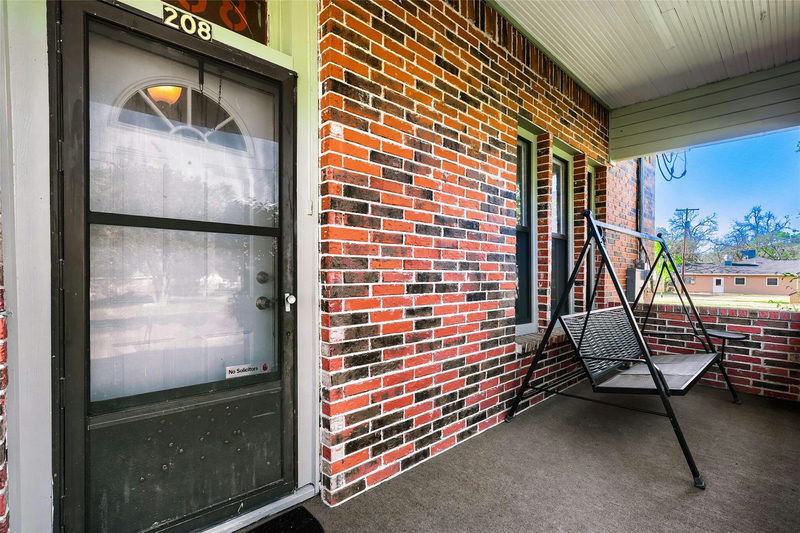 208 N Avenue B — exterior