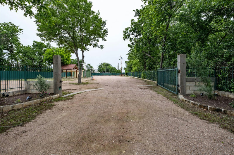 1051 Old 1460 Trl — exterior