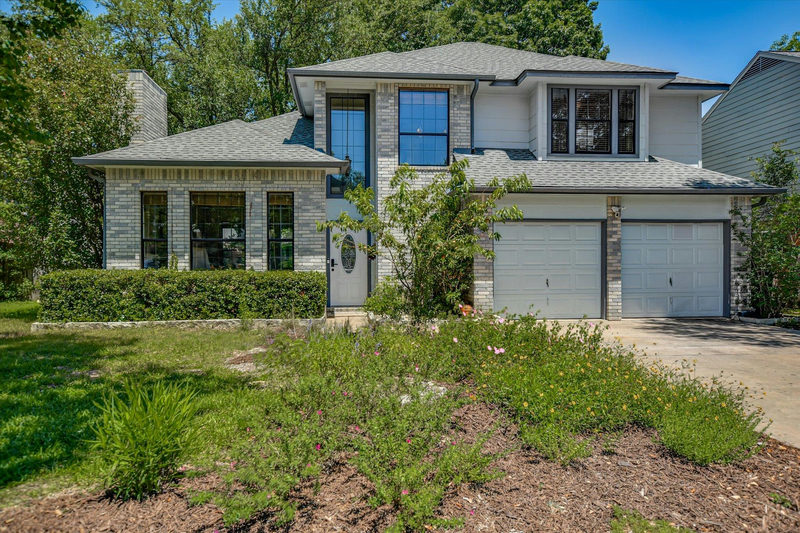 1104 Crestview St — exterior