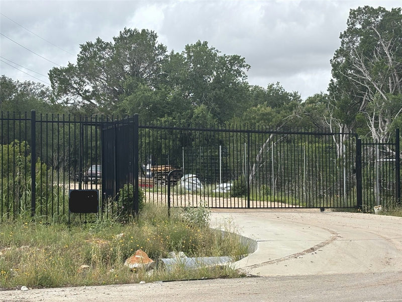 1711 W McCarty Ln — exterior